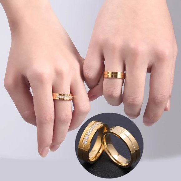 Gold ring with cubics. - Picture 2 of 5